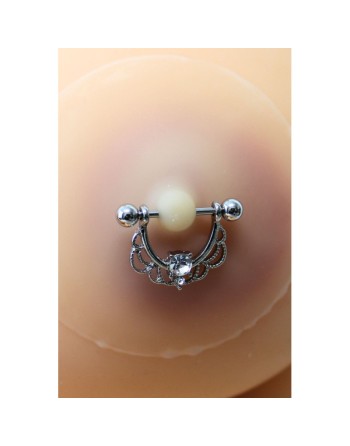 Paire de cache-tétons ornés d’un piercing barre en demi-anneau avec strass, pour peau claire. 