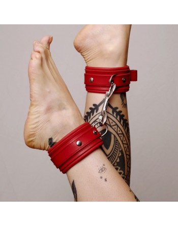 Chevillères en cuir molletonné rouges et attaches argentées